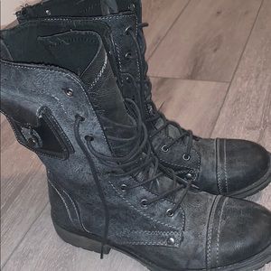 Gray roxy women’s boots size 10